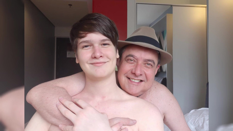 Carlos And Junior: Het pappa som blir naken