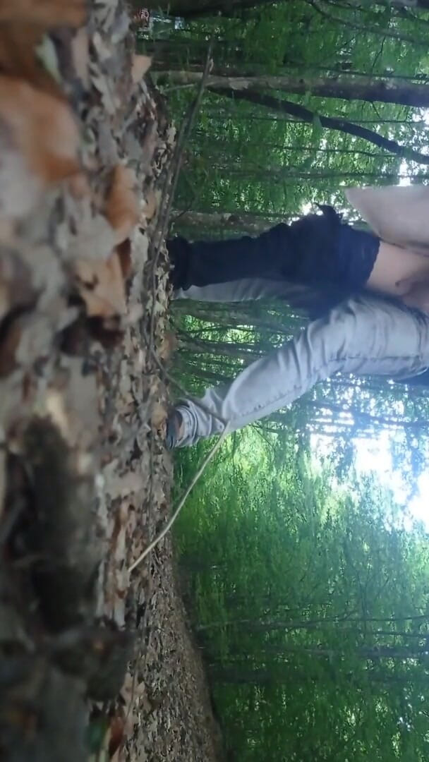 Obsidian22: Une femme se fait baiser dehors, la chatte dégoulinante avec 2...