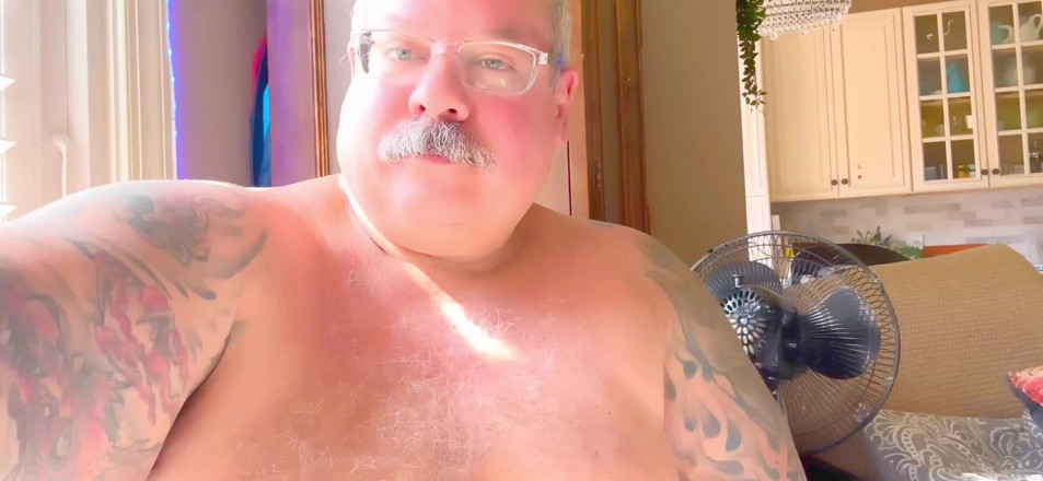 Hand-Free-Daddy-Chub: У мужчины-карлика сиськи и волосатая толстая задница