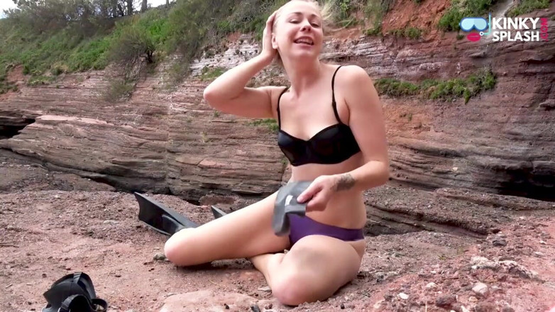 UKCuteGirl Lucy Lauren: Shiny Latex Beach Złośliwiec