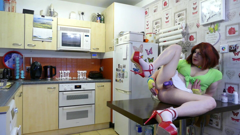 Lucy Essex CD: Lucy Essex CD ditambat pantat saya oleh Lisa di dapur...
