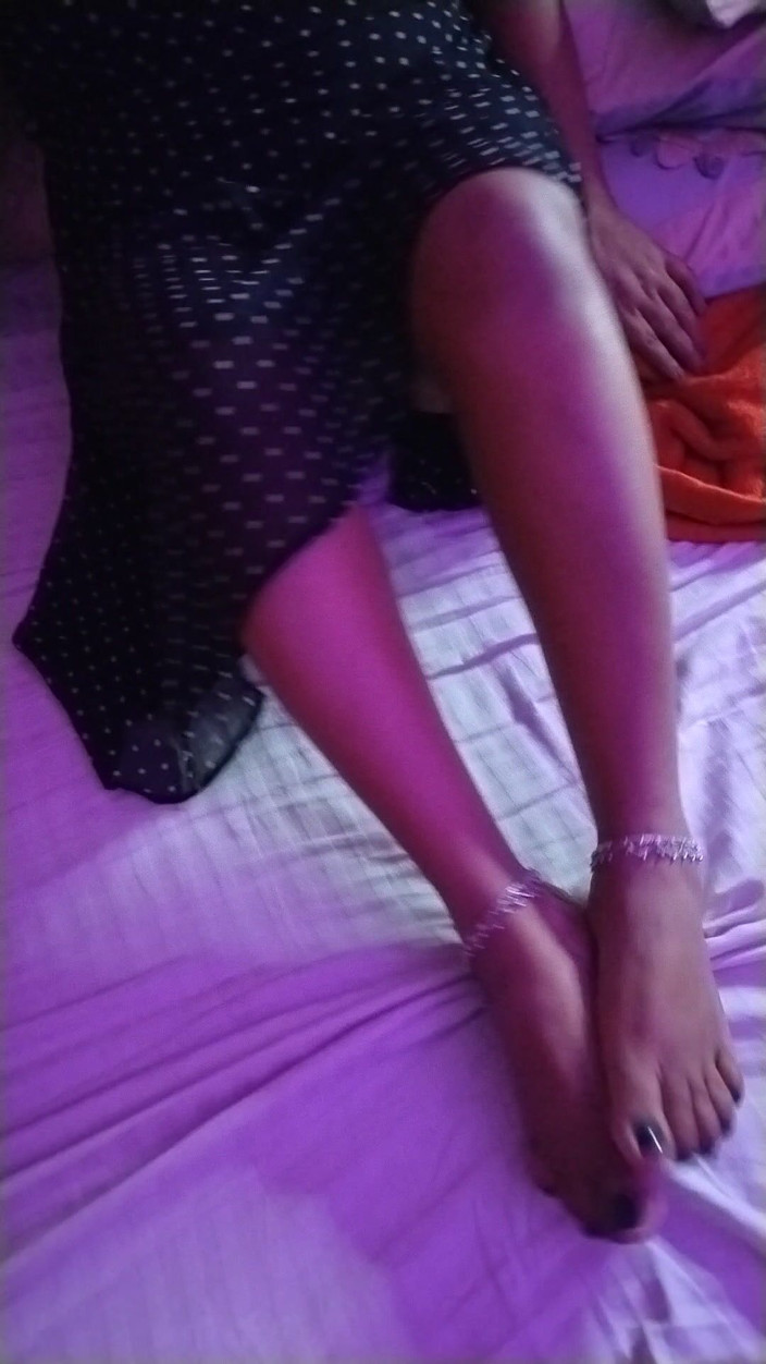 HotGirl21: Chica india caliente muestra aquí cuerpo con tela negra.