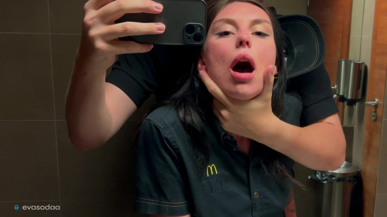 Eva Soda: Riskanter sex in einer toilette, gefickt, eine Mcdonalds angestellte über verschüttete...