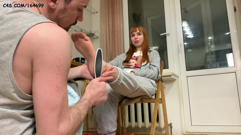 Petite Princesses Femdom: Любительське справжнє фемдом ноги servitude - протирає стопний пил ніг господині Кірі