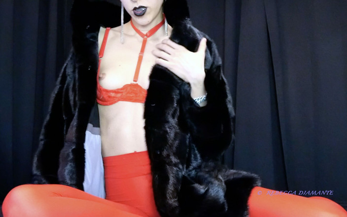 Rebecca Diamante: Adoration de la fourrure de visons et des petits seins