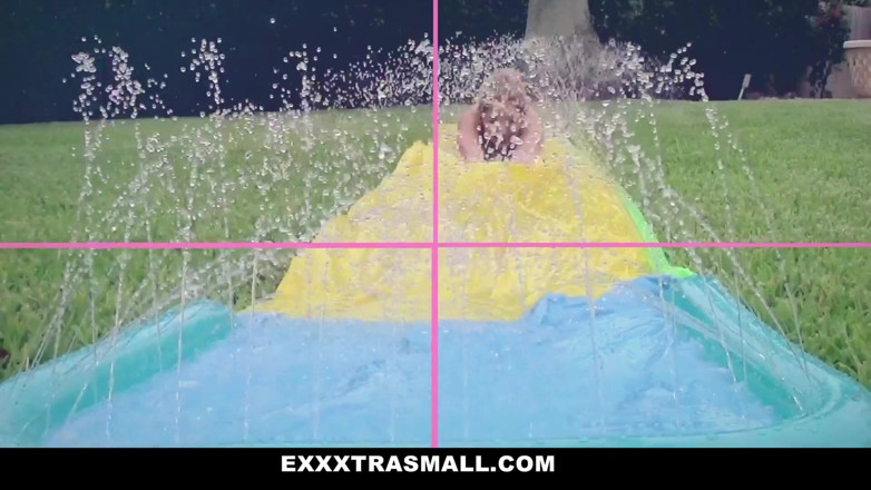Exxxtra Small: Vuole le sue tette piccole