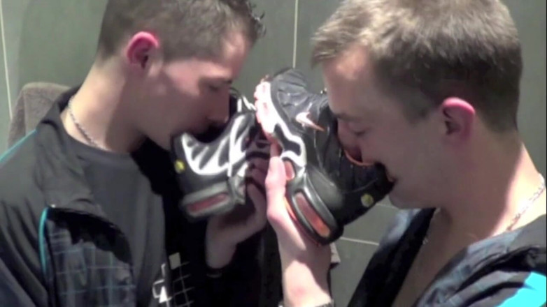 Sneaker gay: Ragazzo scally scopa con le scarpe da ginnastica