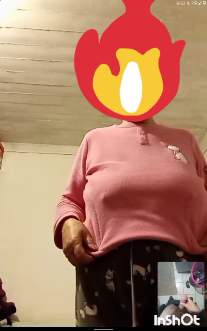 Dog4242: La abuela se calienta con el pene joven