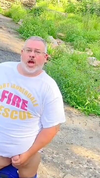 Mein stiefvater, feuerwehrmann hat spaß, während ich ihm beim kommen komme