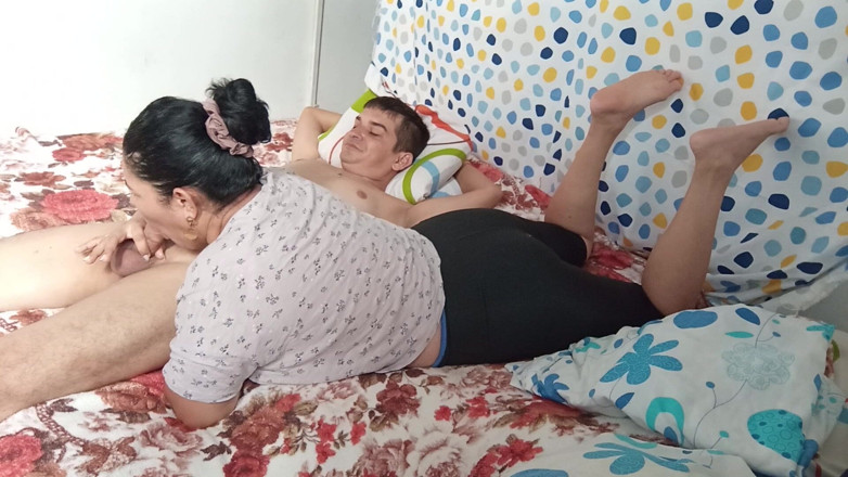 Valkyrieandluigy: Mamando Acostada