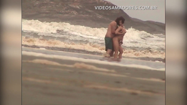 Amateurs videos: Shameless couple has sex in the shallow sea