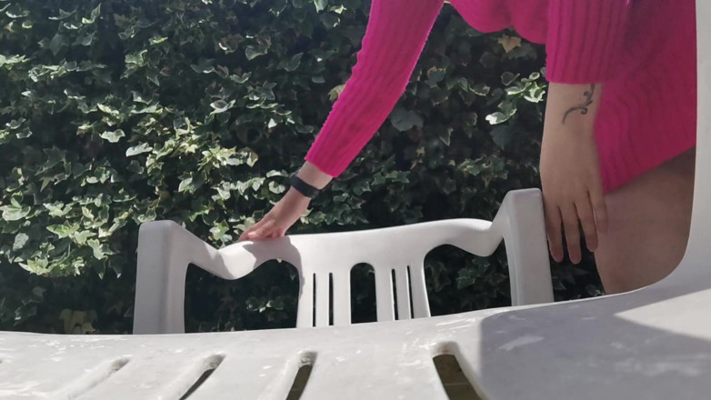 Nicoletta Embassi: Voller natursekt bei einer Mittagspause in einem garten