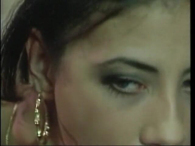 Fuck me Hard: O gagică brunetă excelentă suge o pulă uriașă neagră și este...