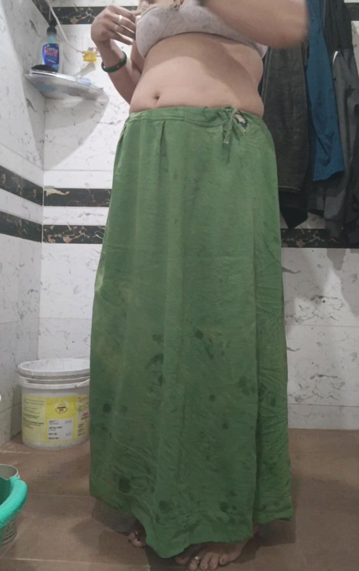 Priyahot77: Mandi panas Di Belakang Bhabi Priya