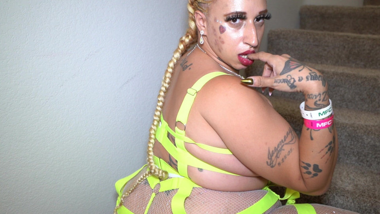 Showntellxxx: Zeitlupe, hüpfende milchige titten, twerk necken