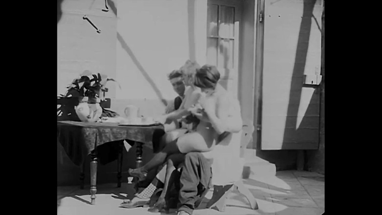 Vintage Erotic Archive: Waktu minum teh