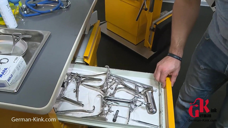 German Kink: Minha puta submissa de látex em uma cadeira ginecologista gosta...
