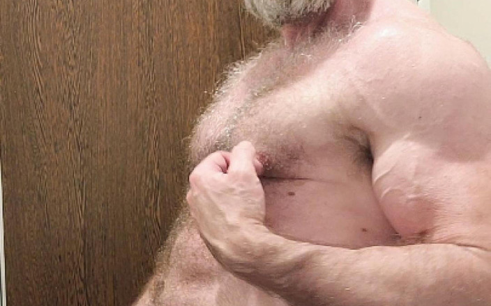 JackvanDean: 毛深い筋肉男が自慢し、オナニーする
