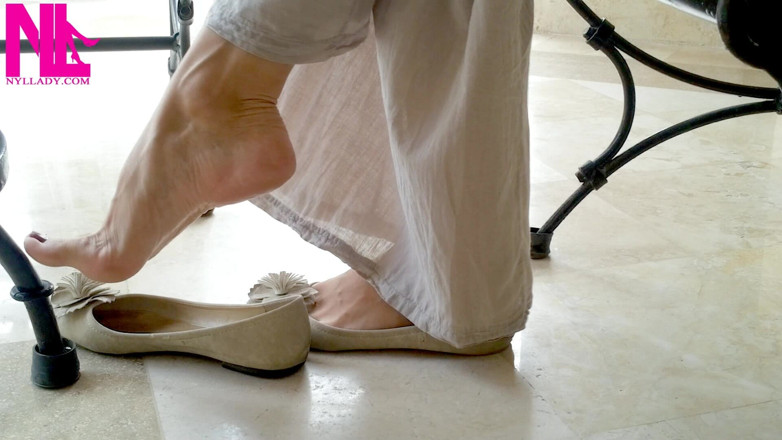 Nyllady: Ballet Flats Shoeplaying on Barefoot