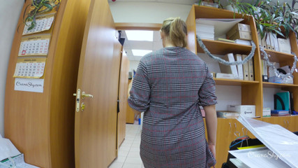MILF Oxana: Žádné kalhotky v kanceláři uprostřed pracovního dne