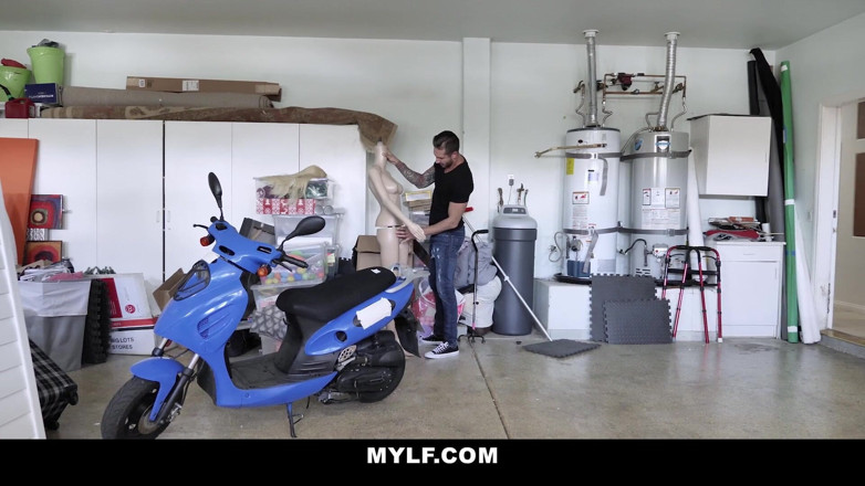 Mylf Official: Un potente buon manichino