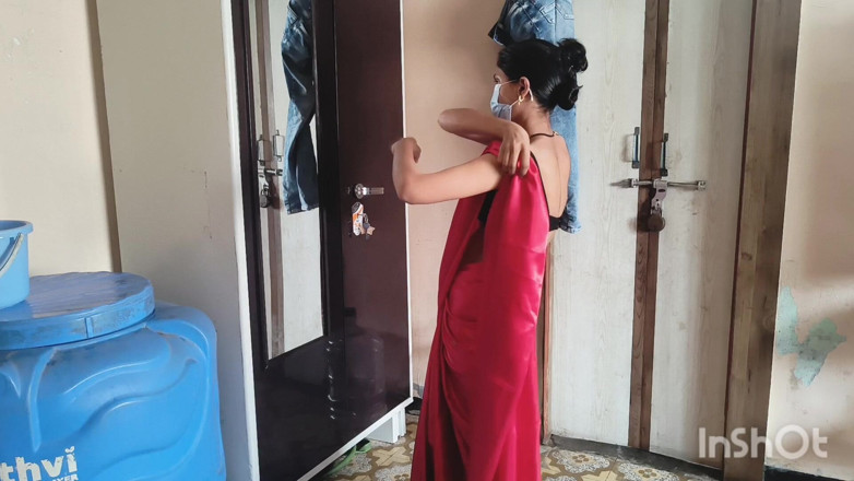 Desishycouple: Desi Bhabhi przebiera się przed Devar.