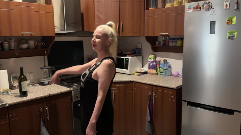 sarsilmaz7: Mijn Russische milf buurvrouw boven nodigde me uit bij haar...