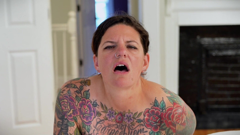 Carrie Capri: Carrie Capri трахает раком машину для траха и жестко кончает!
