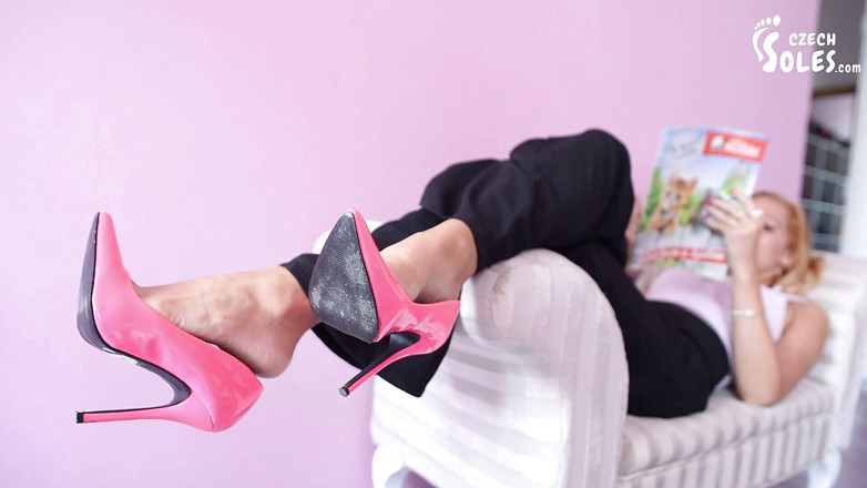 Czech Soles - foot fetish content: Ignorându-te în timp ce îi atârnează tocurile sexy înalte