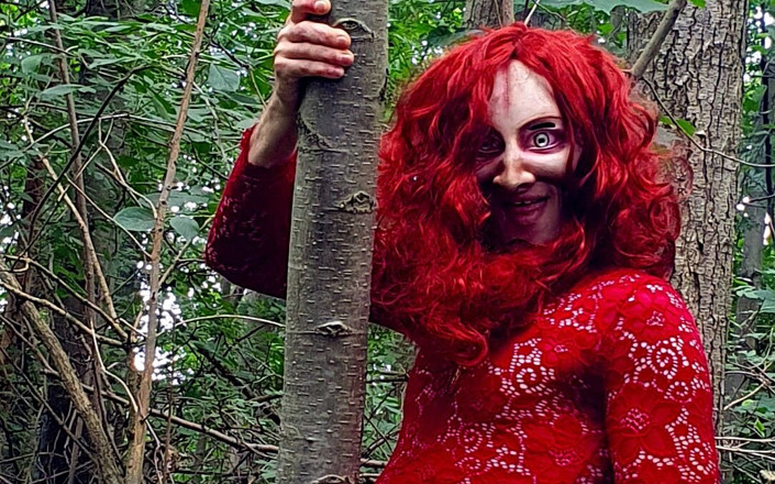 Demon Bitch: 地獄の悪魔の女性と森のハードな楽しみ