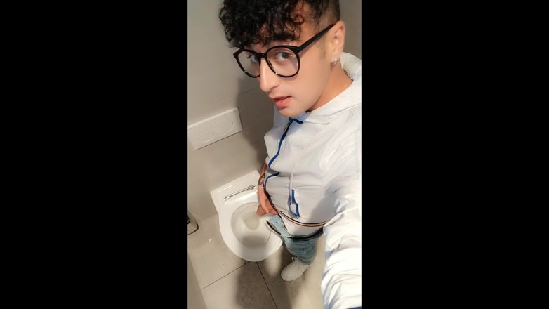 Idmir Sugary: Twink s tlustým neobřezaným ptákem chčije na toaletě stop