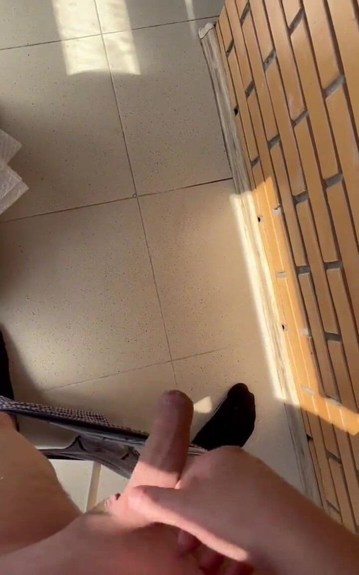 Young cum: Pięknie masturbuje się z bliska