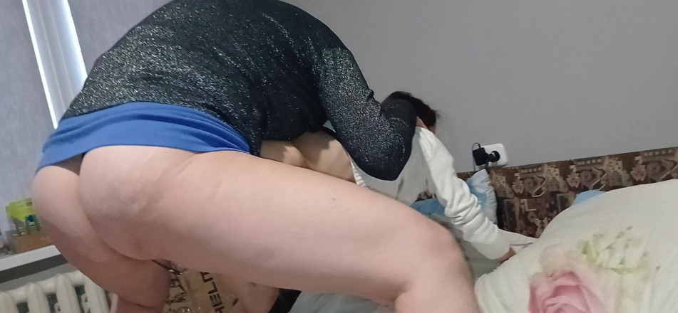 Lesbian-illusion: 새엄마가 내 이복 누이를 존나게 따먹는 걸 보고 자위해