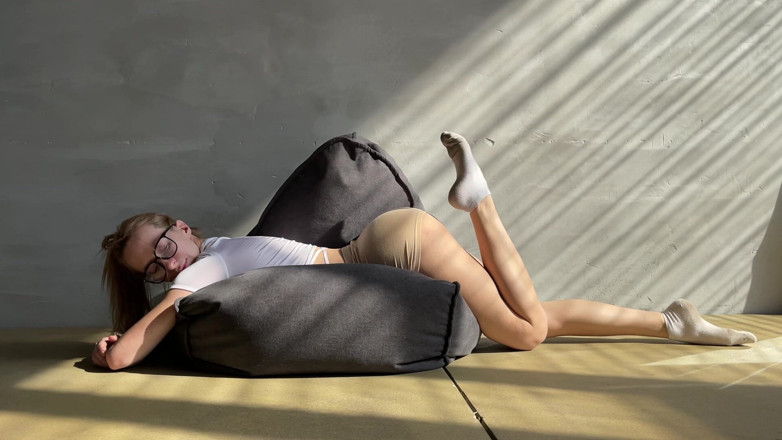 Skinny_lady69: Tonåring som sträcker korta shorts