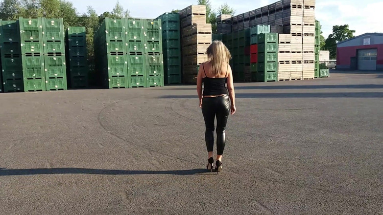 martinawest: Oma loopt buiten in zwarte leggings