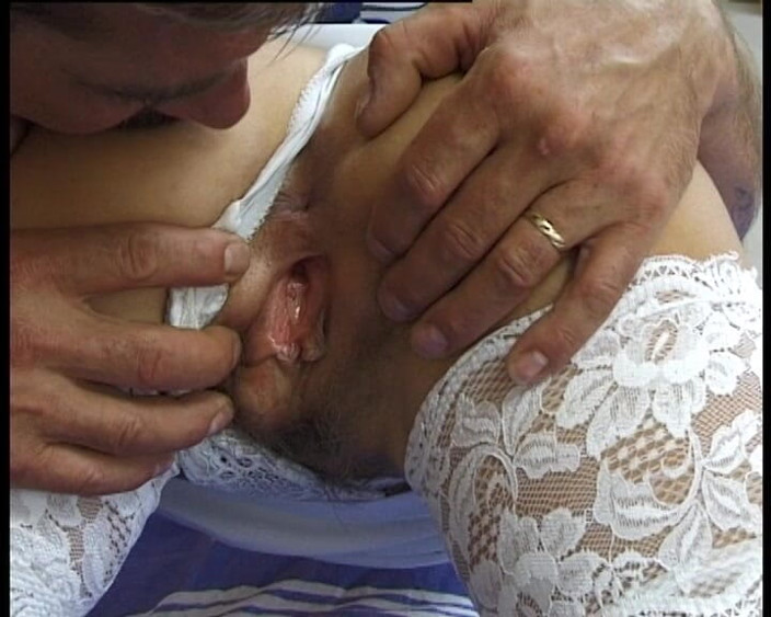YOUR FIRST PORN: 69 con un dildo