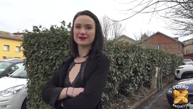 Porno Baguette: Bruneta foarte curvă Alice Drake adoră pe la spate și sperma...