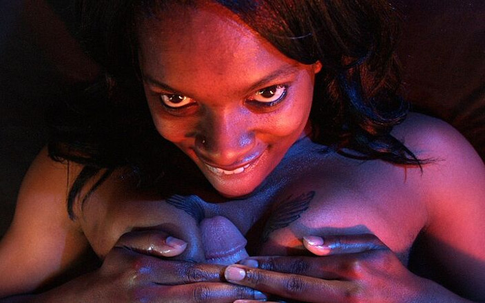 Velvet Ecstasy: Bush Baby - sucer une grosse bite reçoit une grosse éjac
