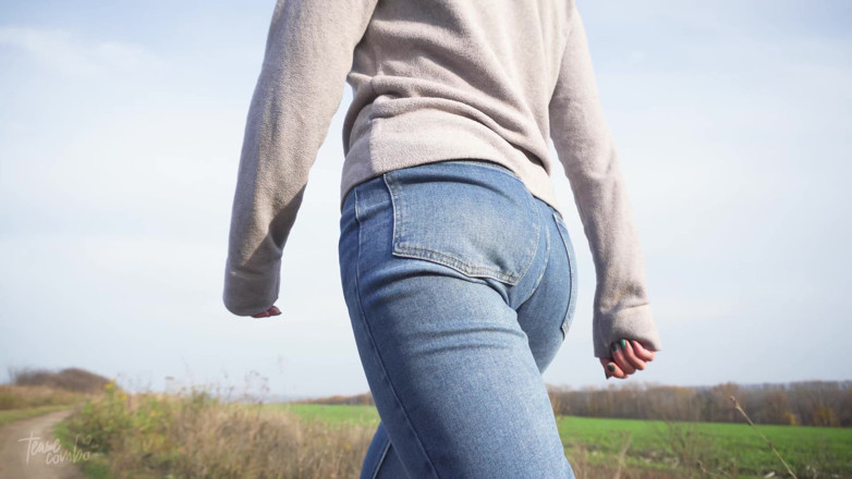 Teasecombo 4K: MILF z Phat Ass Walkings na zewnątrz w luźnych dżinsach