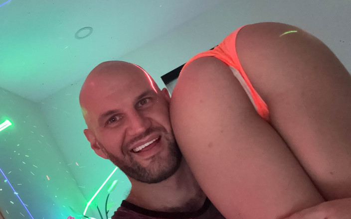 Rave Bunnys: Застенчивой миниатюрной Fitbadonk отдолбили киску в комнате ди-джея!