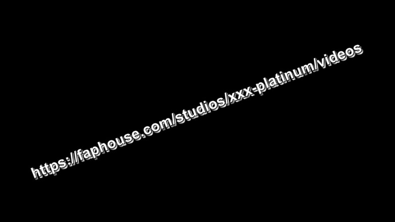 XXX-Platinum: 裸体户外。邻居家伙看着窗外，在院子里邻居继母没有内裤胸罩清洁车内。户外