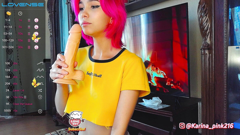 karina_lin: 若いアジア人女性が観客の前でディルドをしゃぶろうとする