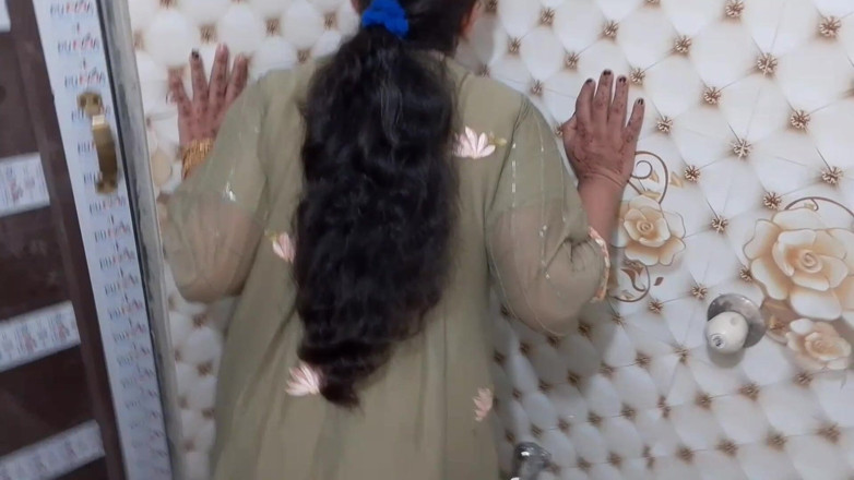 QueenbeautyQB: Geteiltes Badezimmer mit desi indischem stiefmutter-sexvideo
