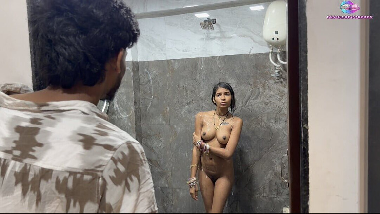 Aksha: Pendant le ménage, le serviteur voit sa maîtresse prendre un...