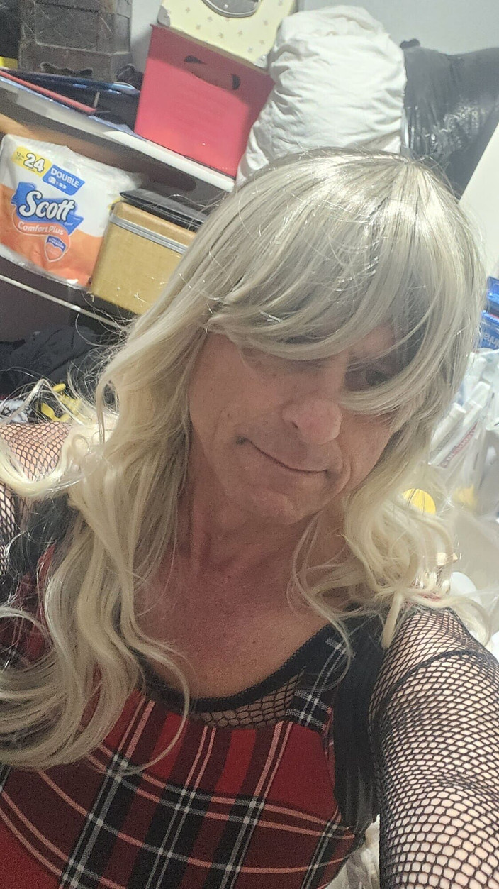 Jasmine Sub: Banci crossdresser suami seks gangbang di kamar motel