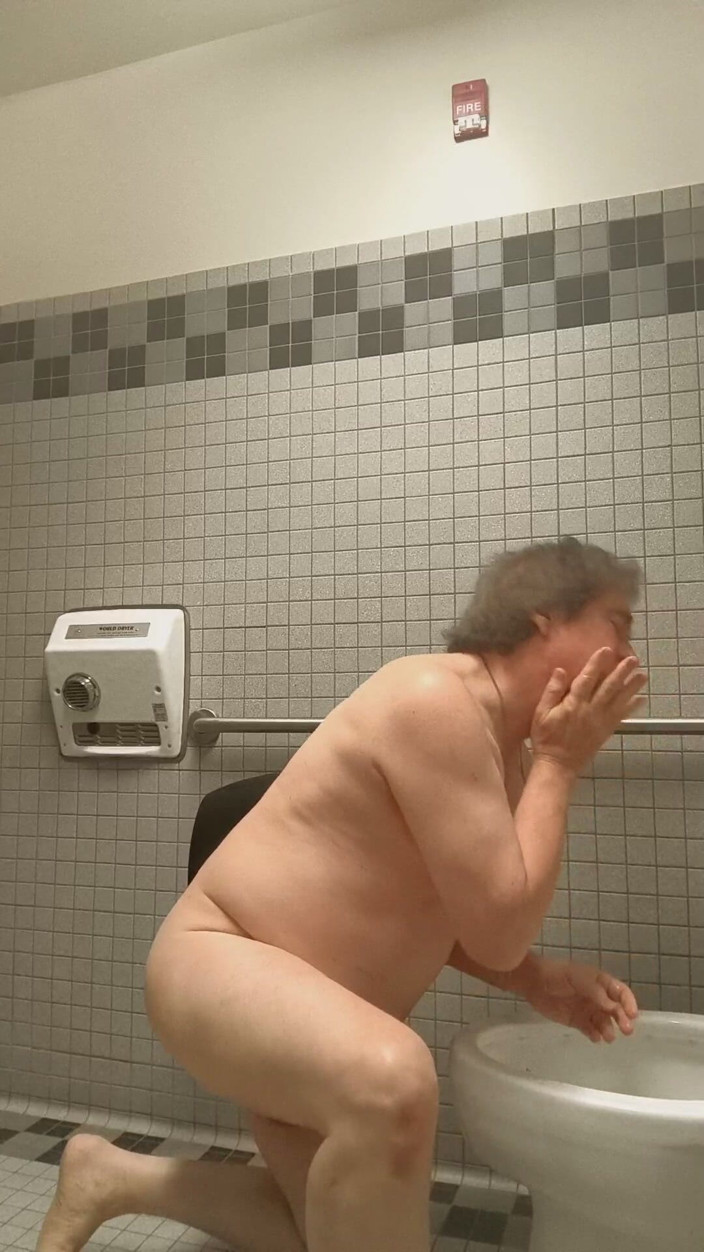 American_Nudist: Amerikalı nüdist: Tazemek için umumi tuvalet kullanma