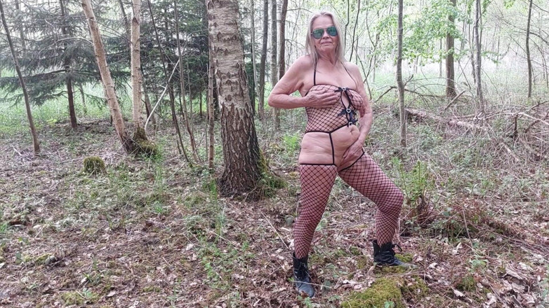 martinawest: दादी सींग का बना हुआ है और जंगल में चली जाती है!