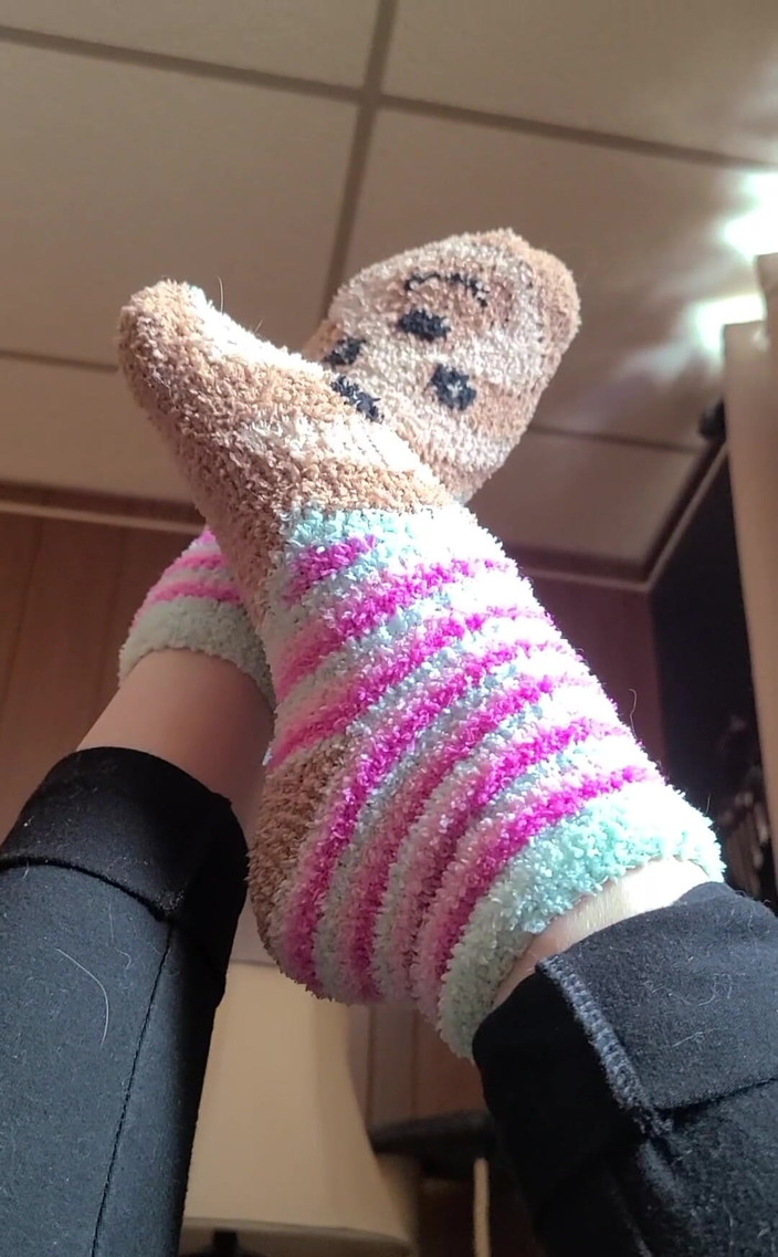 Raven Willow: 3 minute de Fuzzy Sloth Sock Love