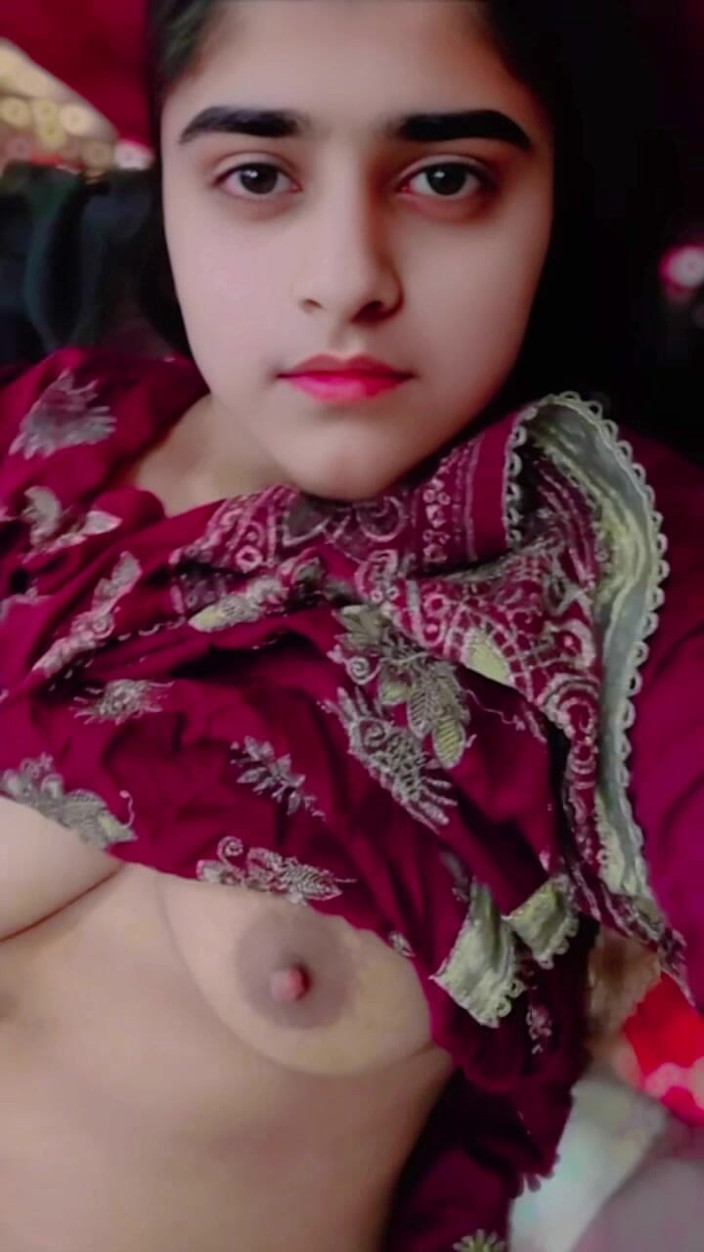 Fuckkkker: Nettes mädchen fickt ihre muschi mit den fingern beim videoanruf...
