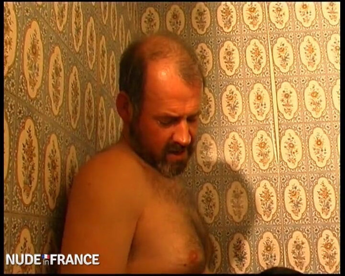 La France a Poil: シャワー直後のちっちゃい尻いじめ...バッドガイ!